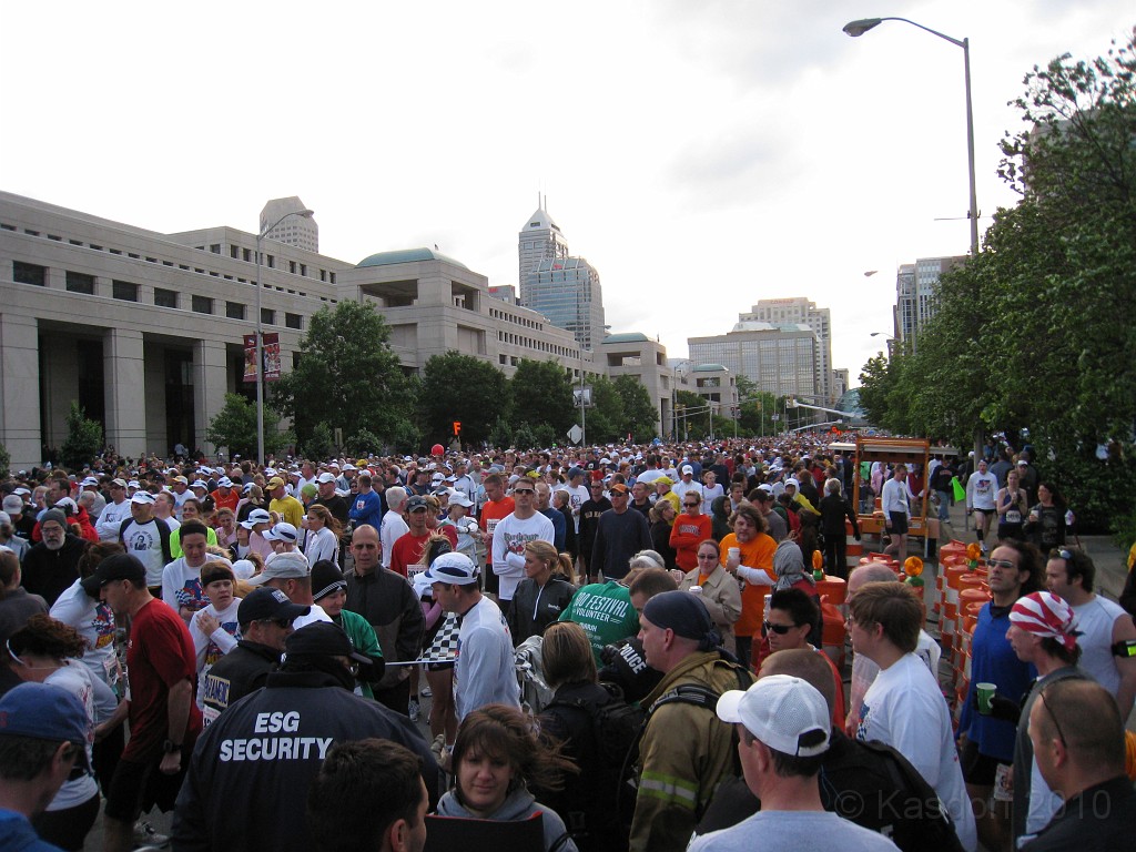 Indy Mini-Marathon 2010 200.jpg - Now in the far rear you can just make out the glass walkway.